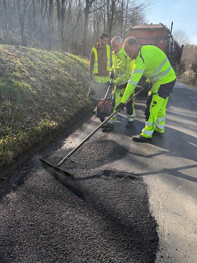 Mitarbeiter des STL beseitigen ein Schlagloch