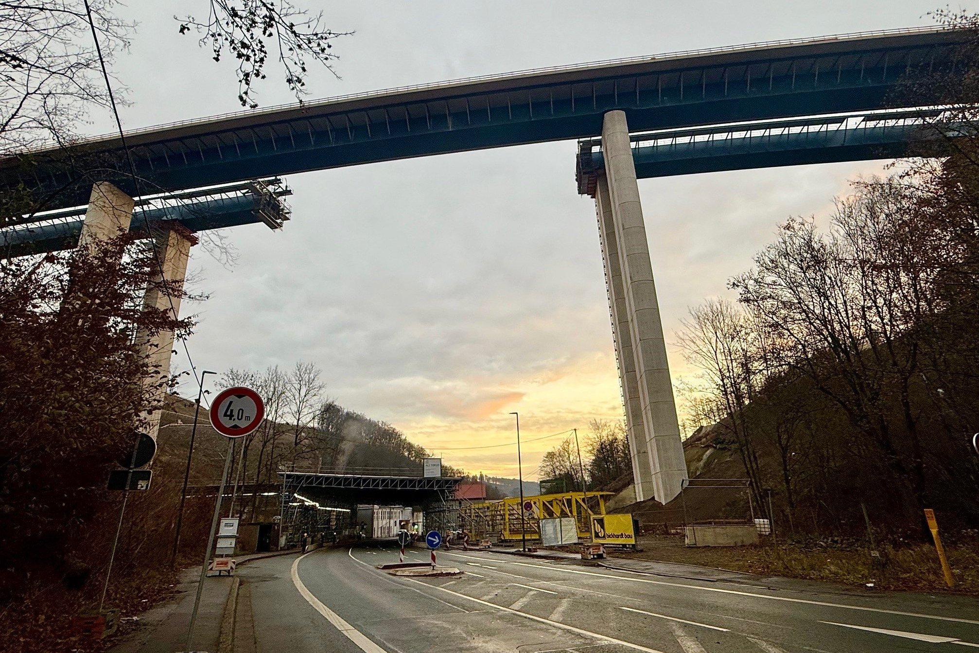 Blick auf die Talbrücke Rahmede in der Morgendämmerung. Zwischen den Brückenhälften des zweiten Teilstücks klafft noch eine Lücke. 