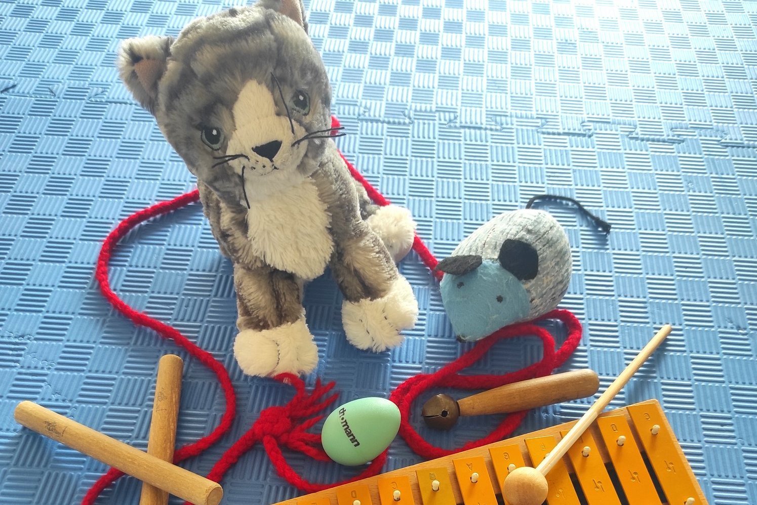 Zwei Stofftiere und ein Xylophon