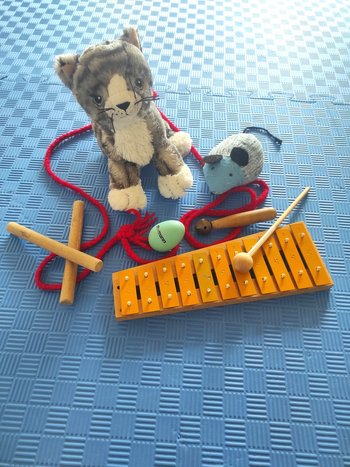 Zwei Stofftiere und ein Xylophon
