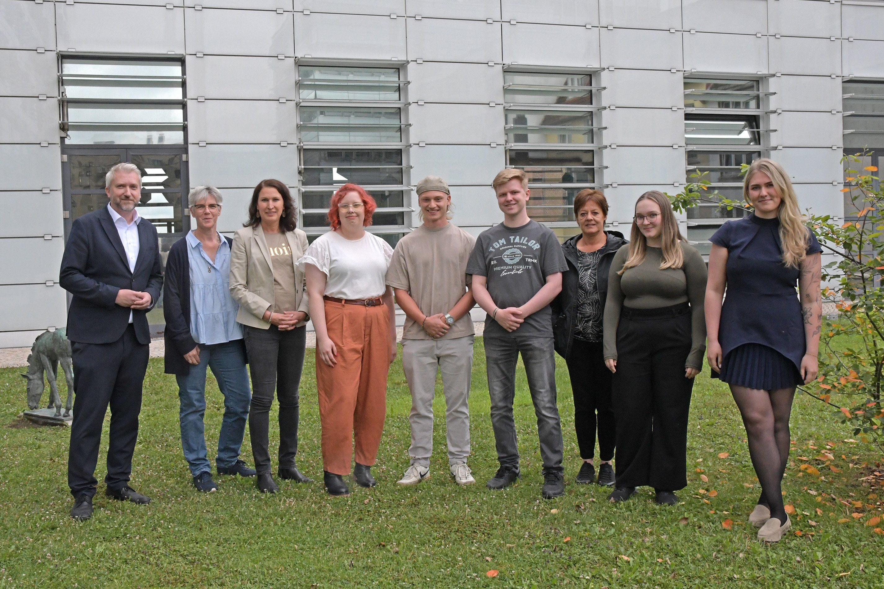 Gruppenfoto der Azubis, die ihre Ausbildung abgeschlossen haben.