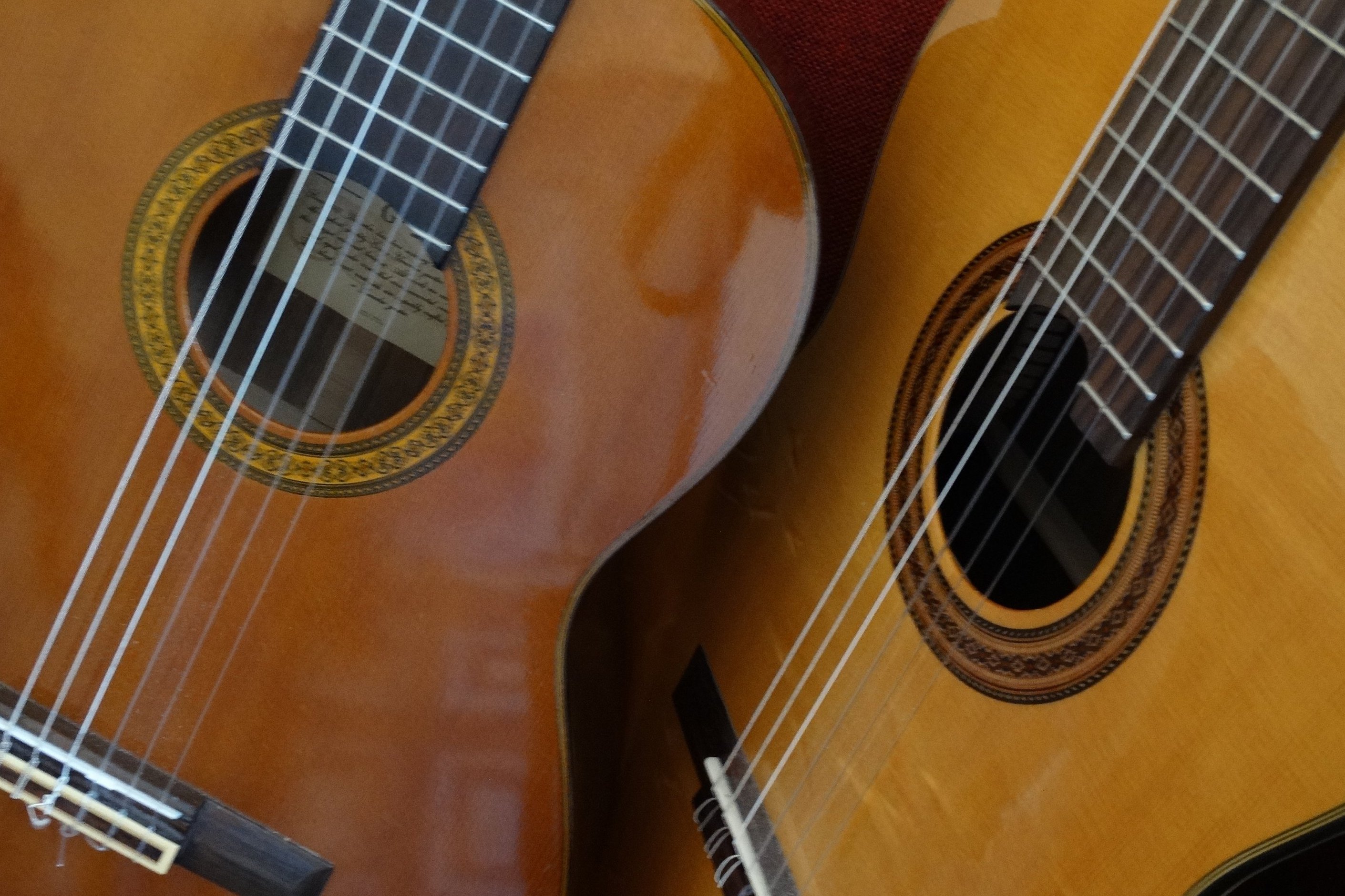 Nahaufnahme von zwei Gitarren