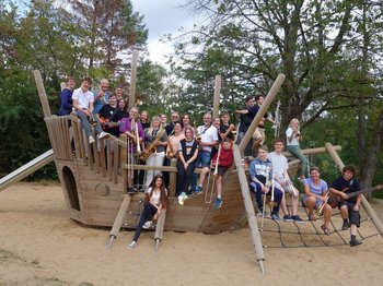 Gruppenbild der Big Band Footprints SL auf einem Holzschiff auf einem Spielplatz