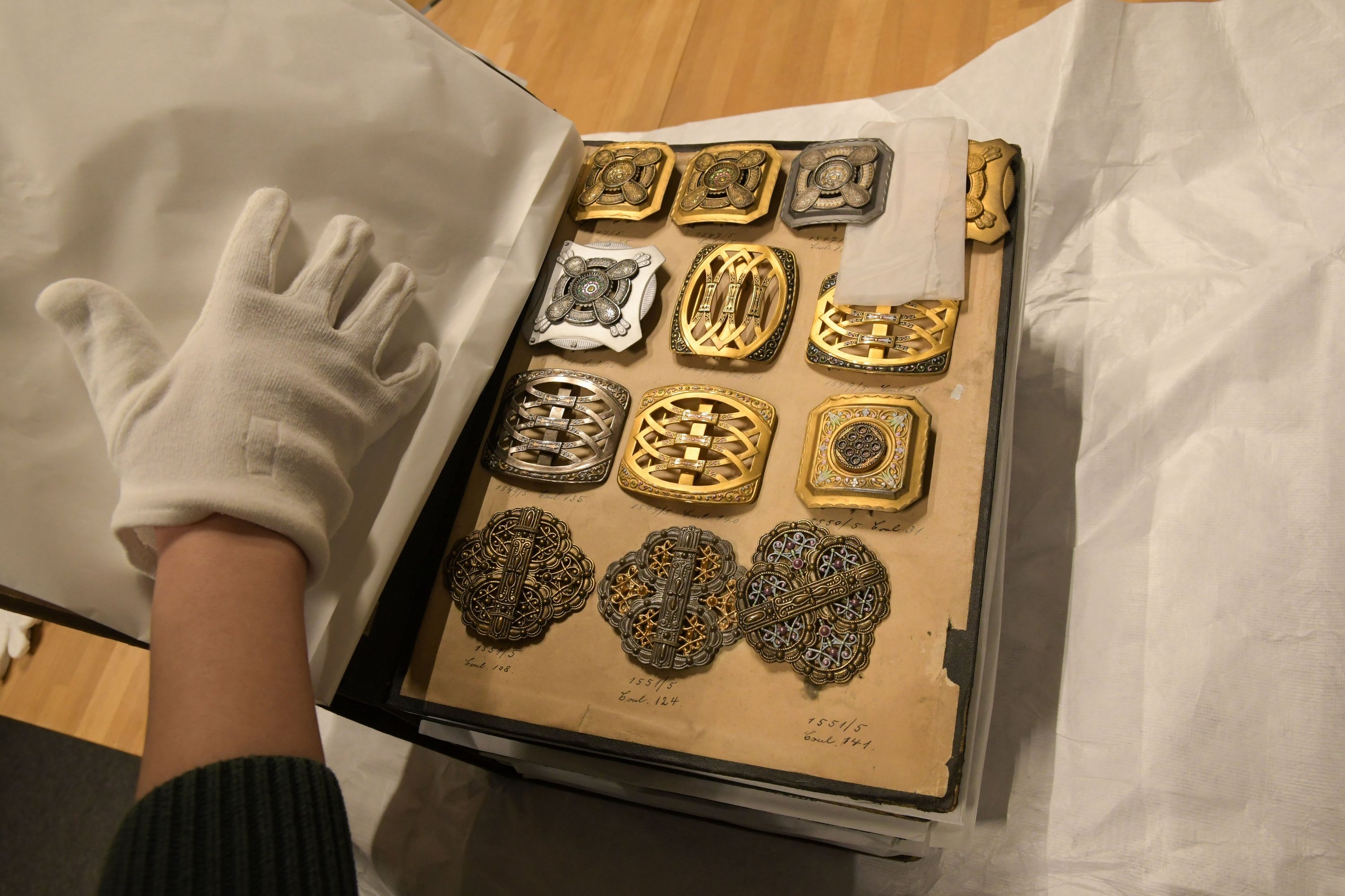 Eine Seite mit Schnallen aus einem restaurierten Musterbuch.