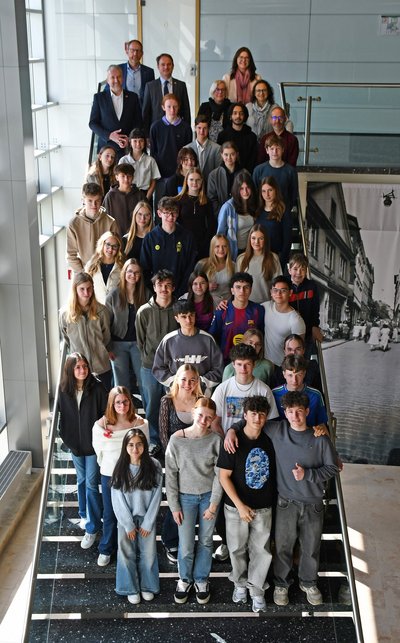 Die Schülergruppe beim Empfang im Rathaus