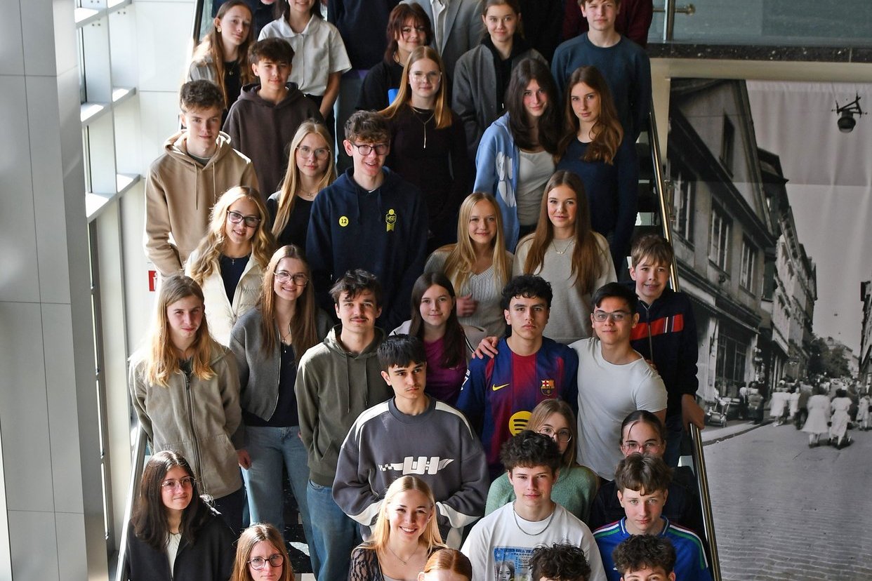 Die Schülergruppe beim Empfang im Rathaus