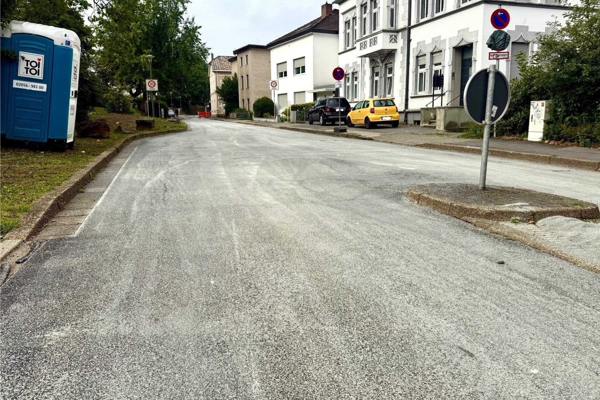 Die neue Fahrbahndecke der Hohfuhrstraße.