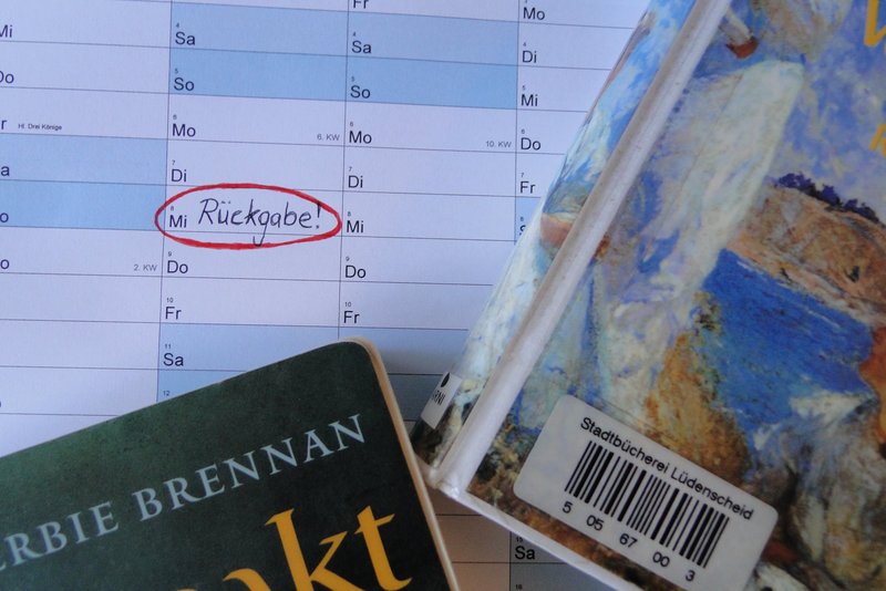 Ein Kalender und zwei Bücher