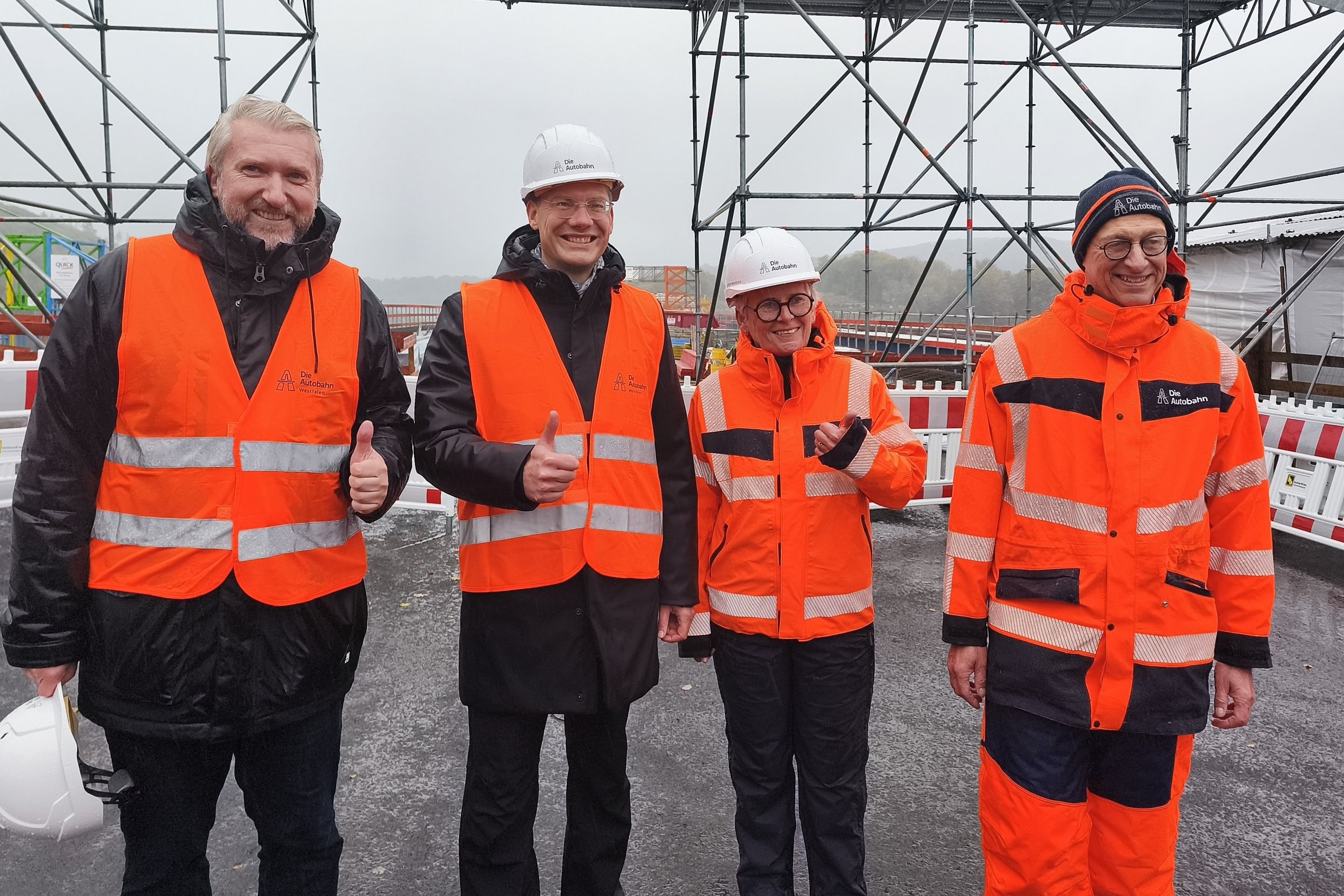 Lüdenscheids Bürgermeister Sebastian Wagemeyer mit Christian Hirte, parlamentarischer Staatssekretär aus dem Bundesverkehrsministerium, Elfriede Sauerwein-Braksiek und Dirk Brandenburger (beide Autobahn GmbH) vor der neugebauten Talbrücke Rahmede..