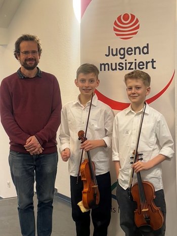 Johannes Gehring mit seinen Schülern Theo Tornow und Mats Brinkhoff bei Jugend musiziert