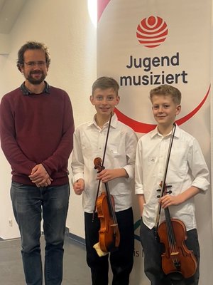 Johannes Gehring mit seinen Schülern Theo Tornow und Mats Brinkhoff bei Jugend musiziert