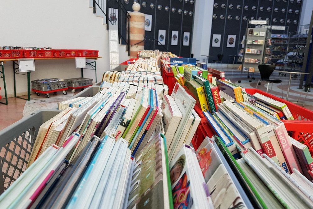Buchauswahl beim Bücherflohmarkt in der Stadtbücherei