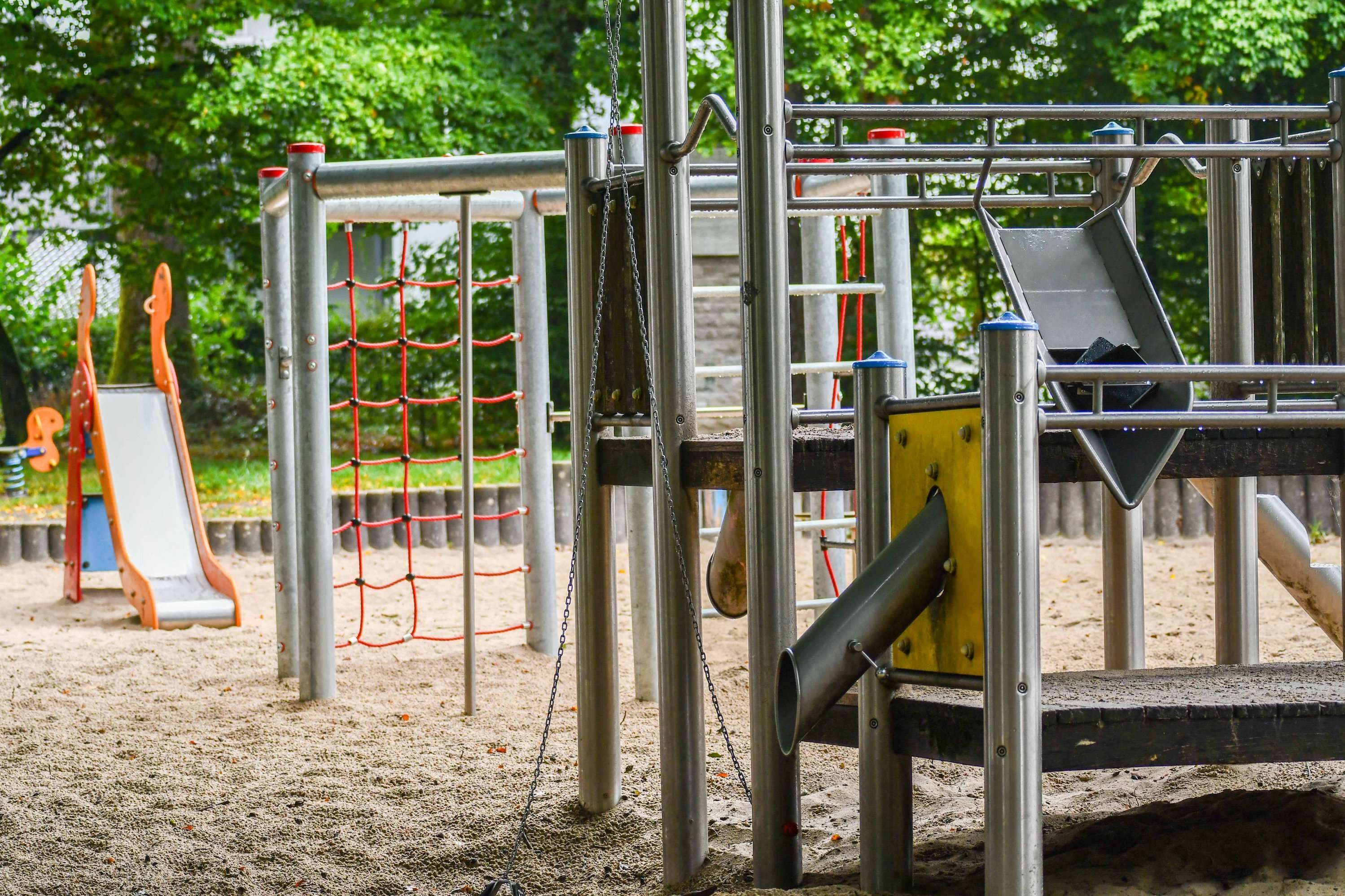 Ein Kinderspielplatz mit verschiedensten Spielgeräten