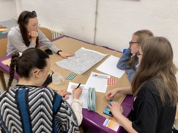 Jugendliche tauschen sich in einer Gruppe zum Thema Mobilität aus