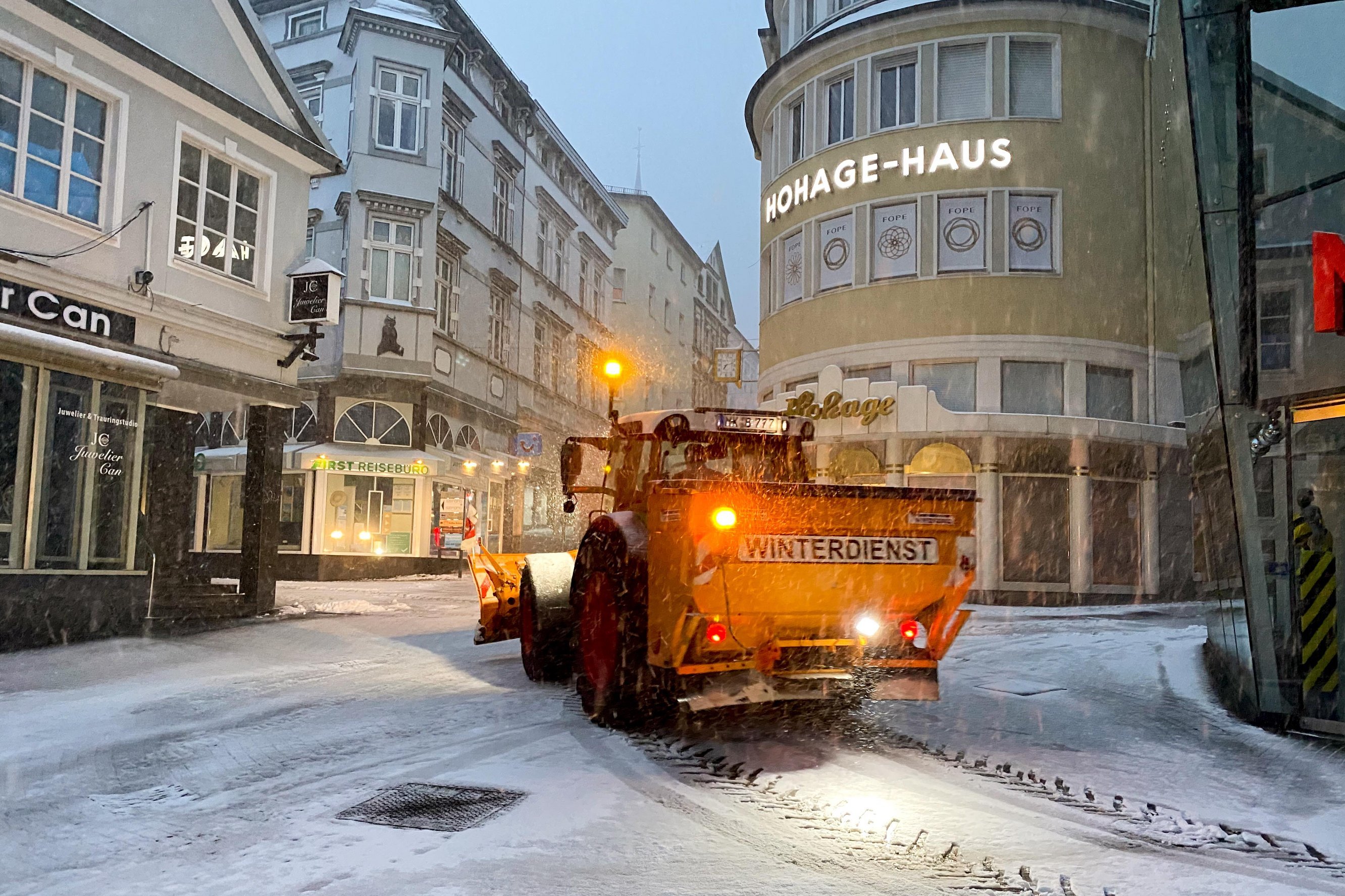 Winterdienst in der verschneiten Altstadt