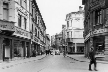 Wilhelmstraße in den 50er Jahren mit Geschäften und Fußgängern.