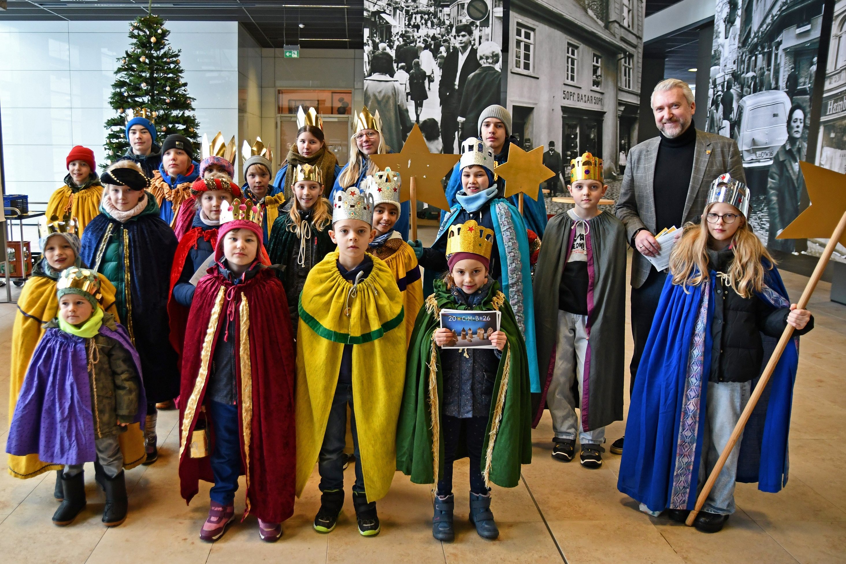 Gruppenfoto der Sternsinger mit dem Bürgermeister im Rathaus
