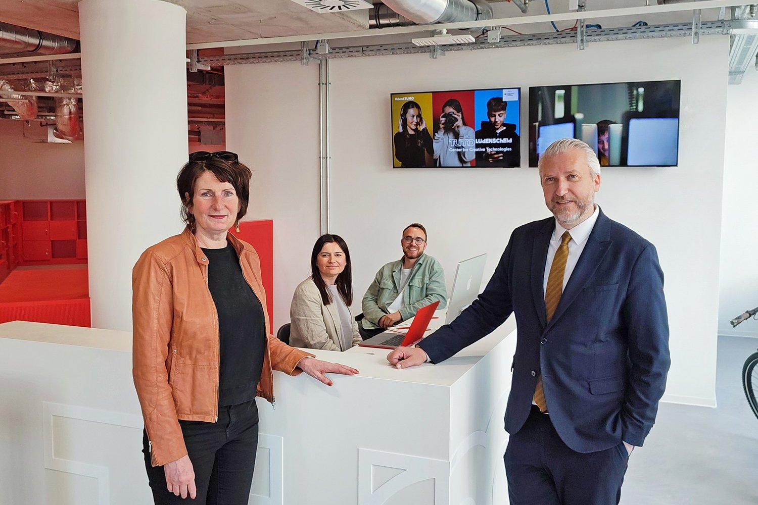 Bürgermeister Sebastian Wagemeyer zusammen mit Heike Müller-Bärwolf im Eingangsbereich des Tumo.