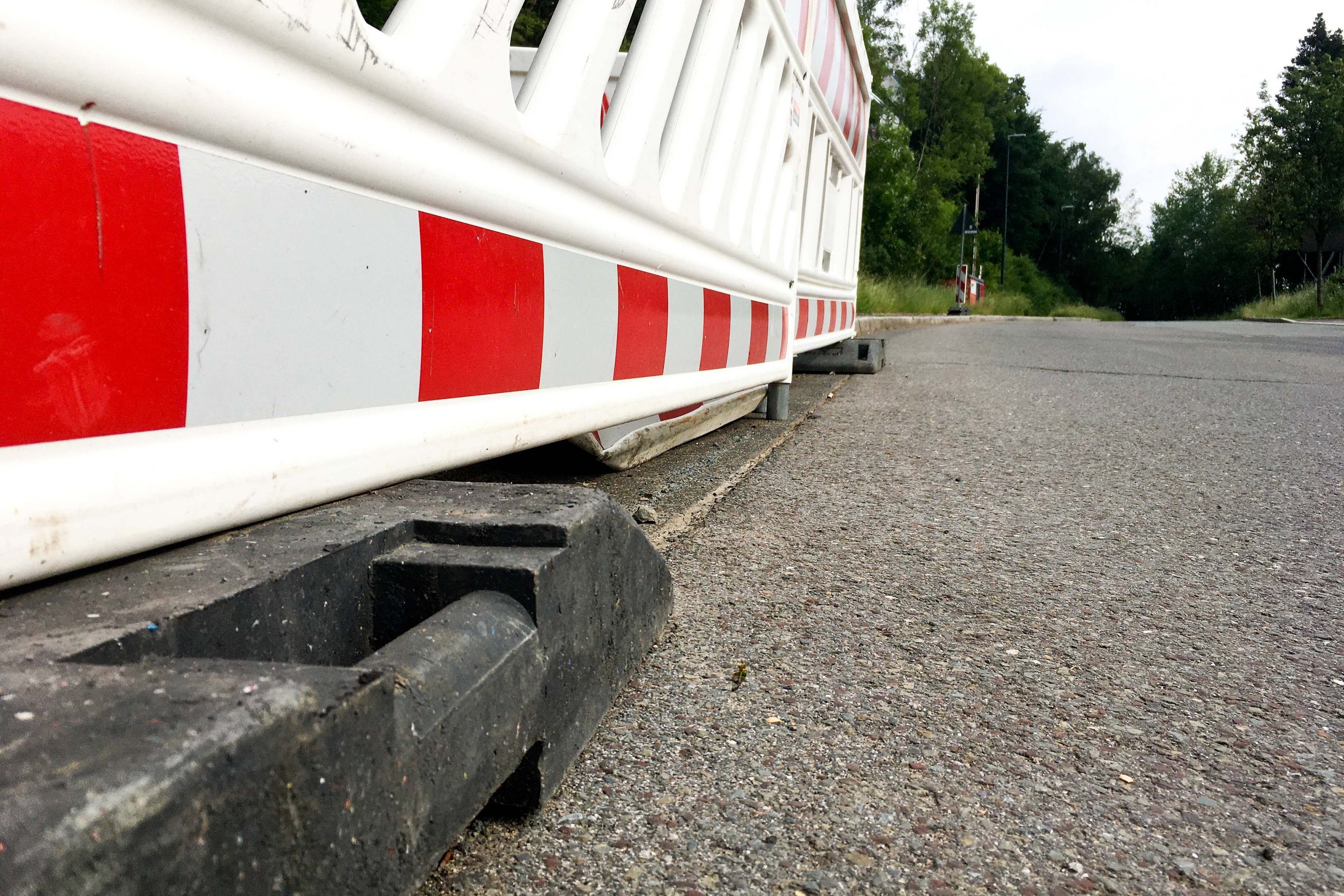 Fahrbahn und Baustellenabsperrung