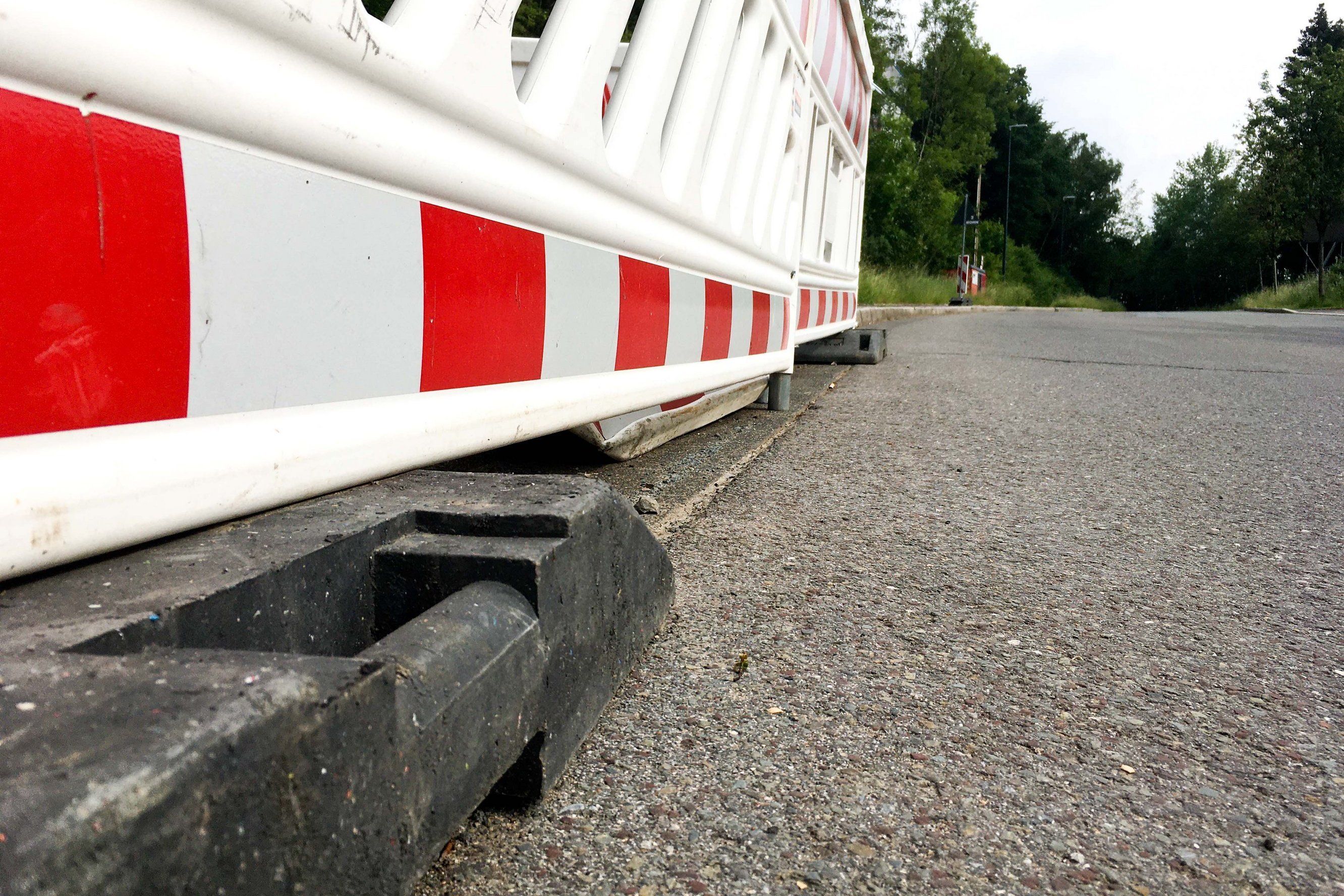 Fahrbahn und Baustellenabsperrung