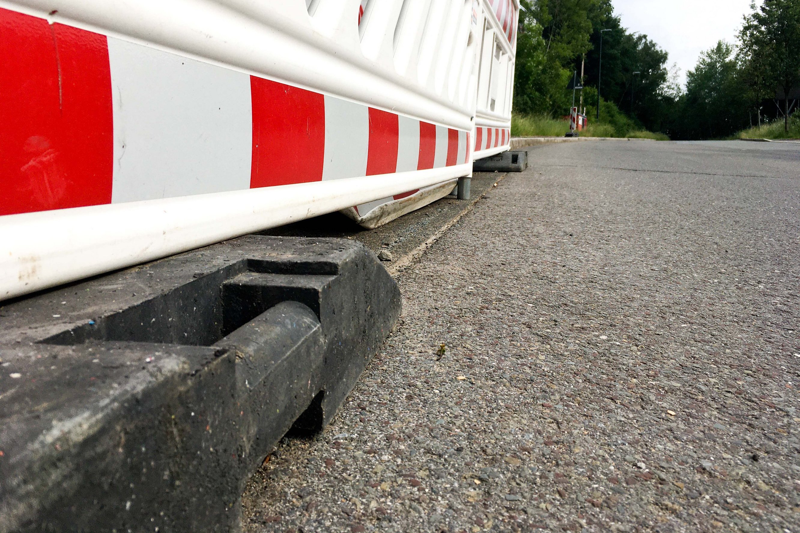 Fahrbahn und Baustellenabsperrung