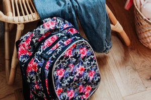 Schulranzen an Stuhl gelehnt