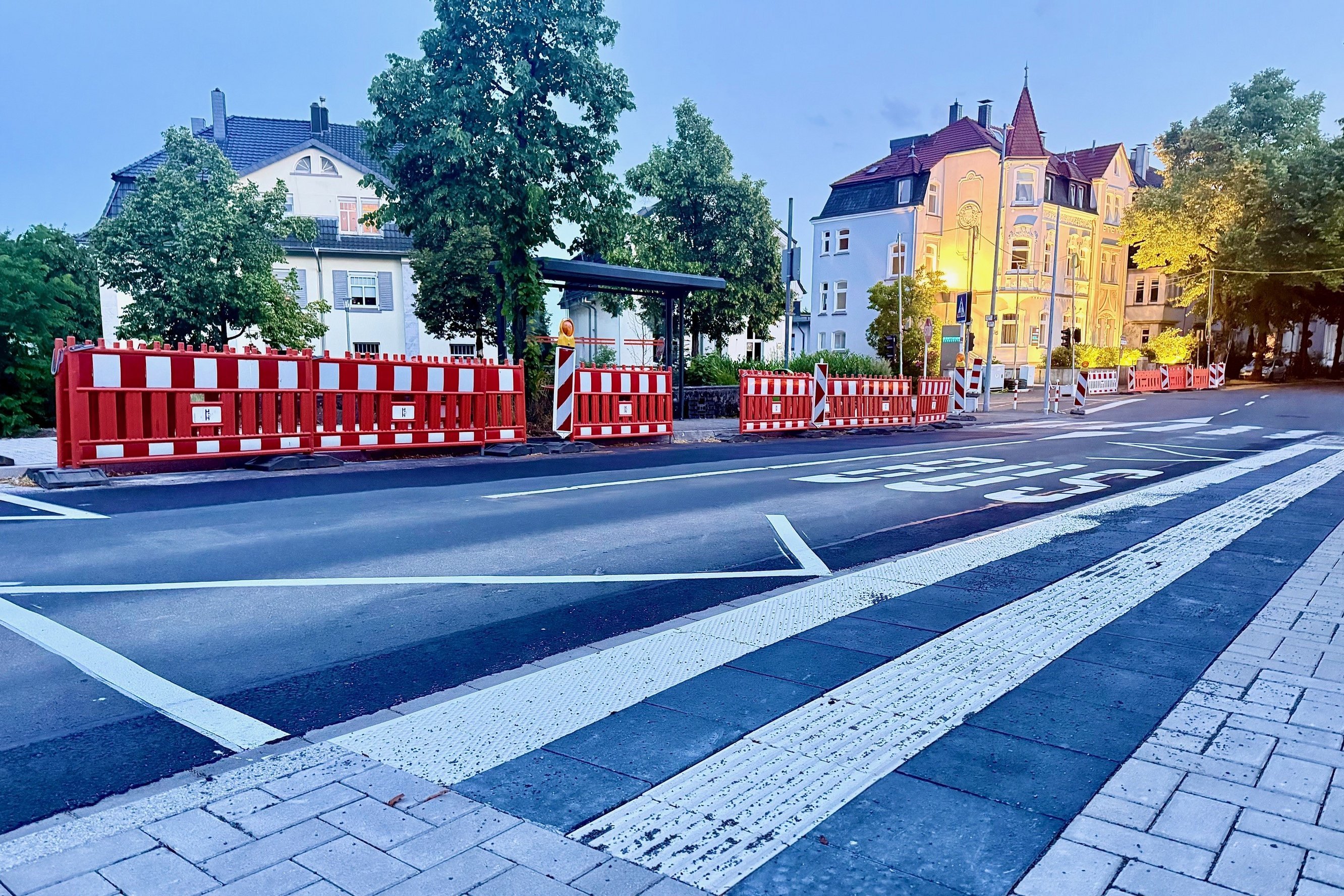 Die Baustellenbaken stehen noch, der barrierefreie Ausbau der Bushaltestellen am Frankenplatz ist aber abgeschlossen.