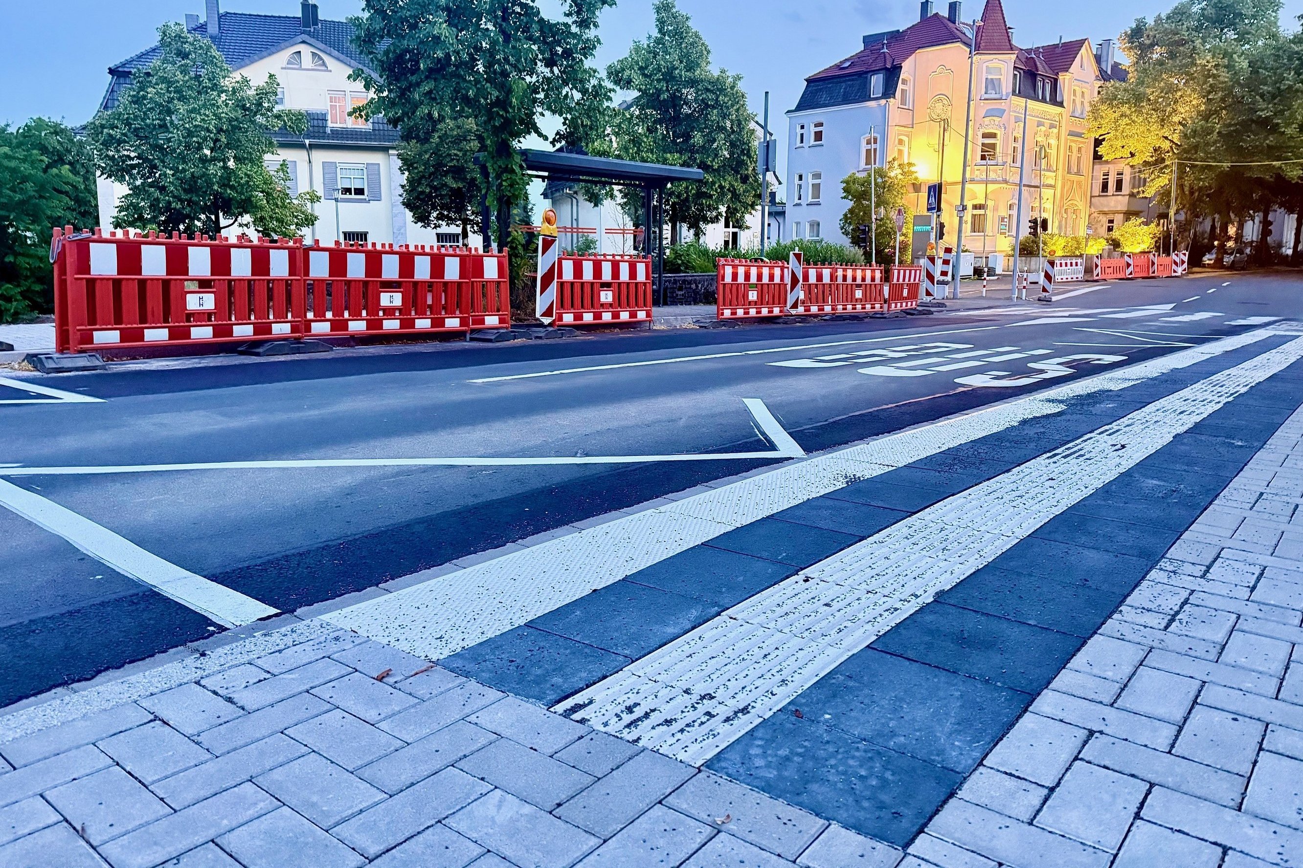 Die Baustellenbaken stehen noch, der barrierefreie Ausbau der Bushaltestellen am Frankenplatz ist aber abgeschlossen.