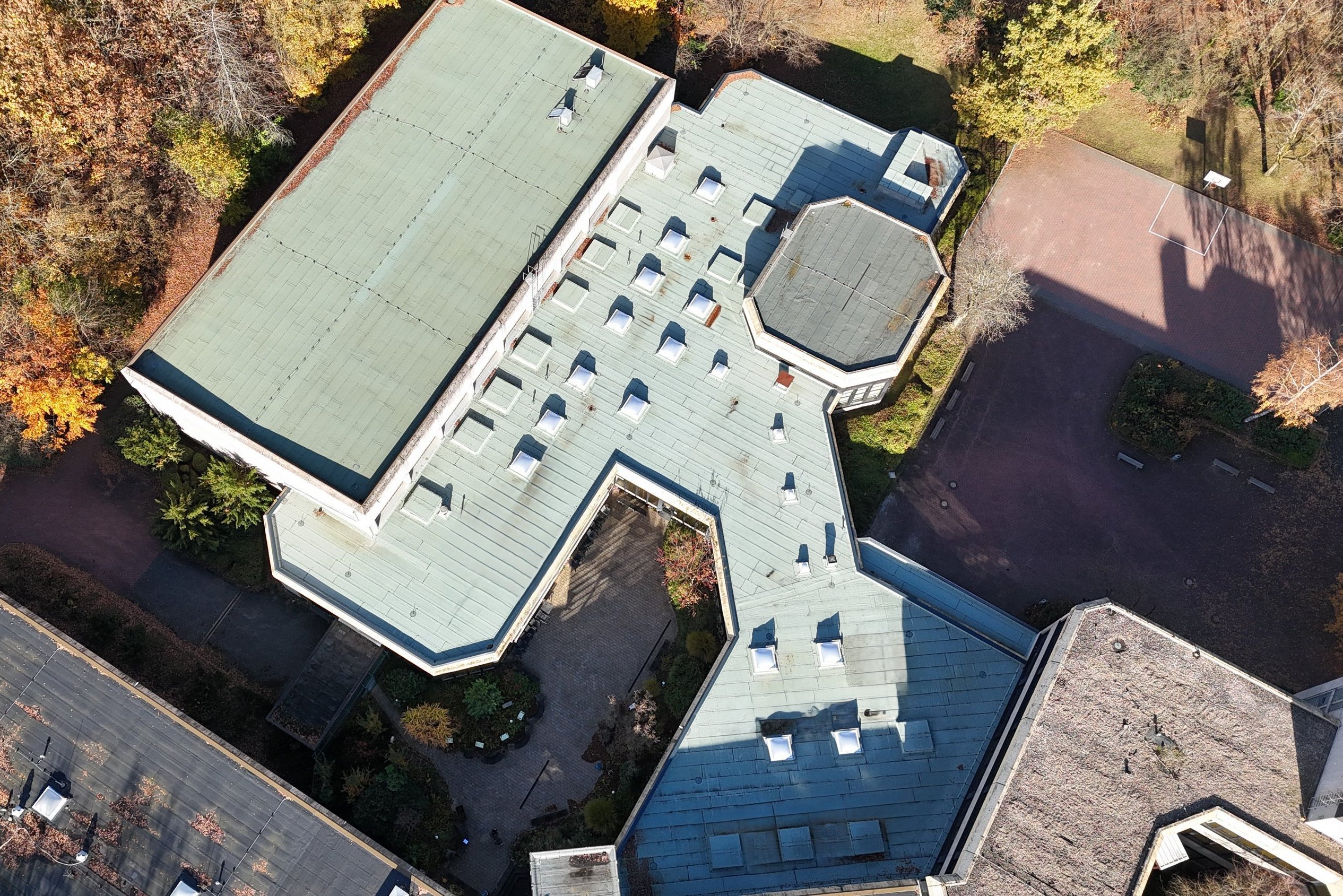 Das Luftbild zeigt die energetisch sanierte Dachfläche der Theodor-Heuss-Realschule sowie das Dach der Turnhalle.