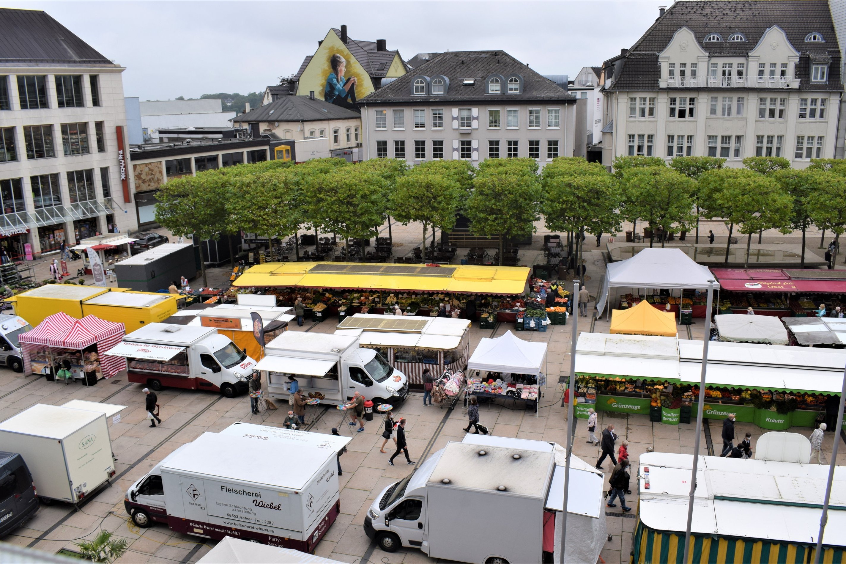 Blick auf den Rathausplatz an einem Markttag