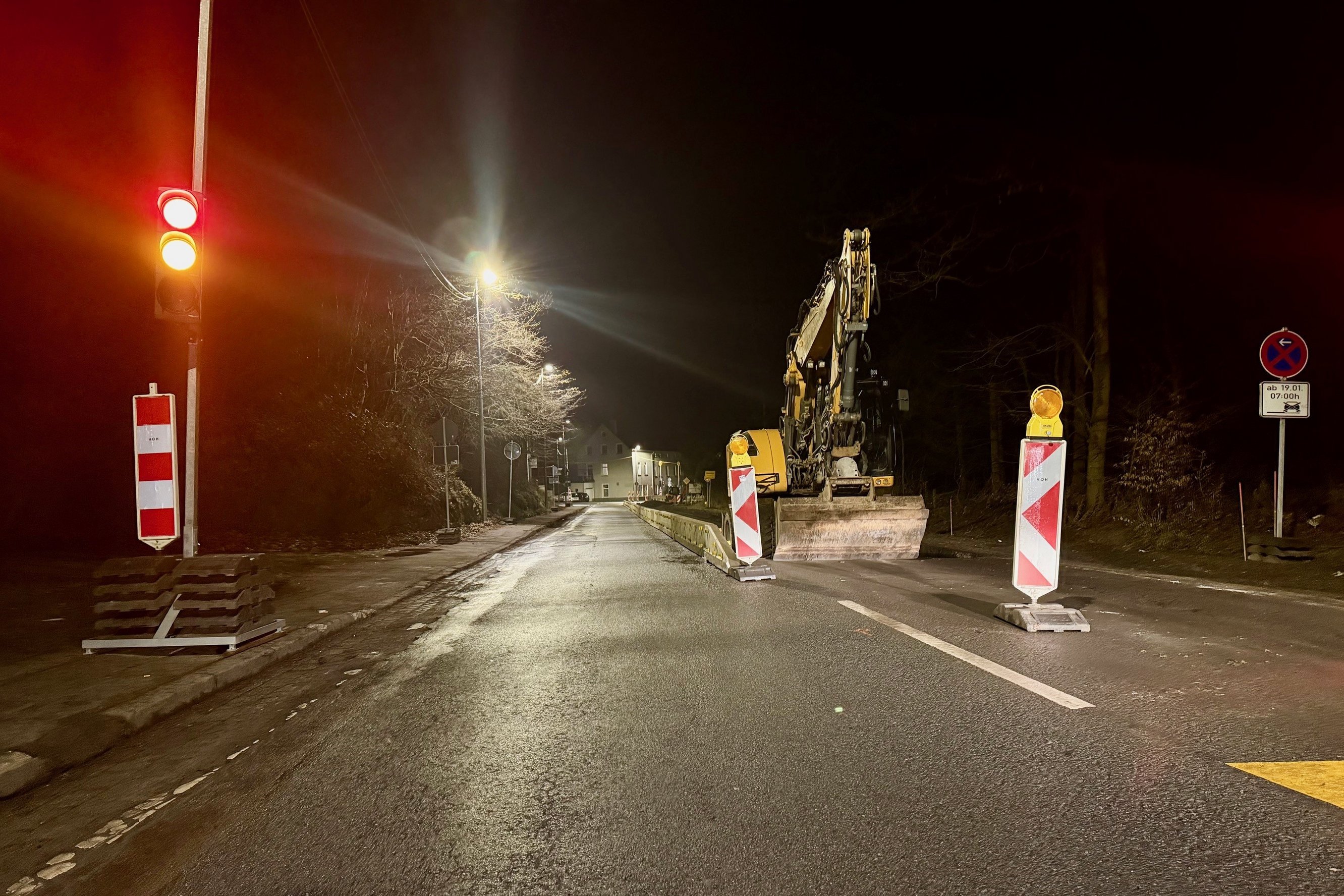 Eine Baustelle bei Nacht.