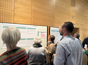 Die Teilnehmenden der Öffentlichkeitsbeteiligung lesen Inhalte an Stellwänden