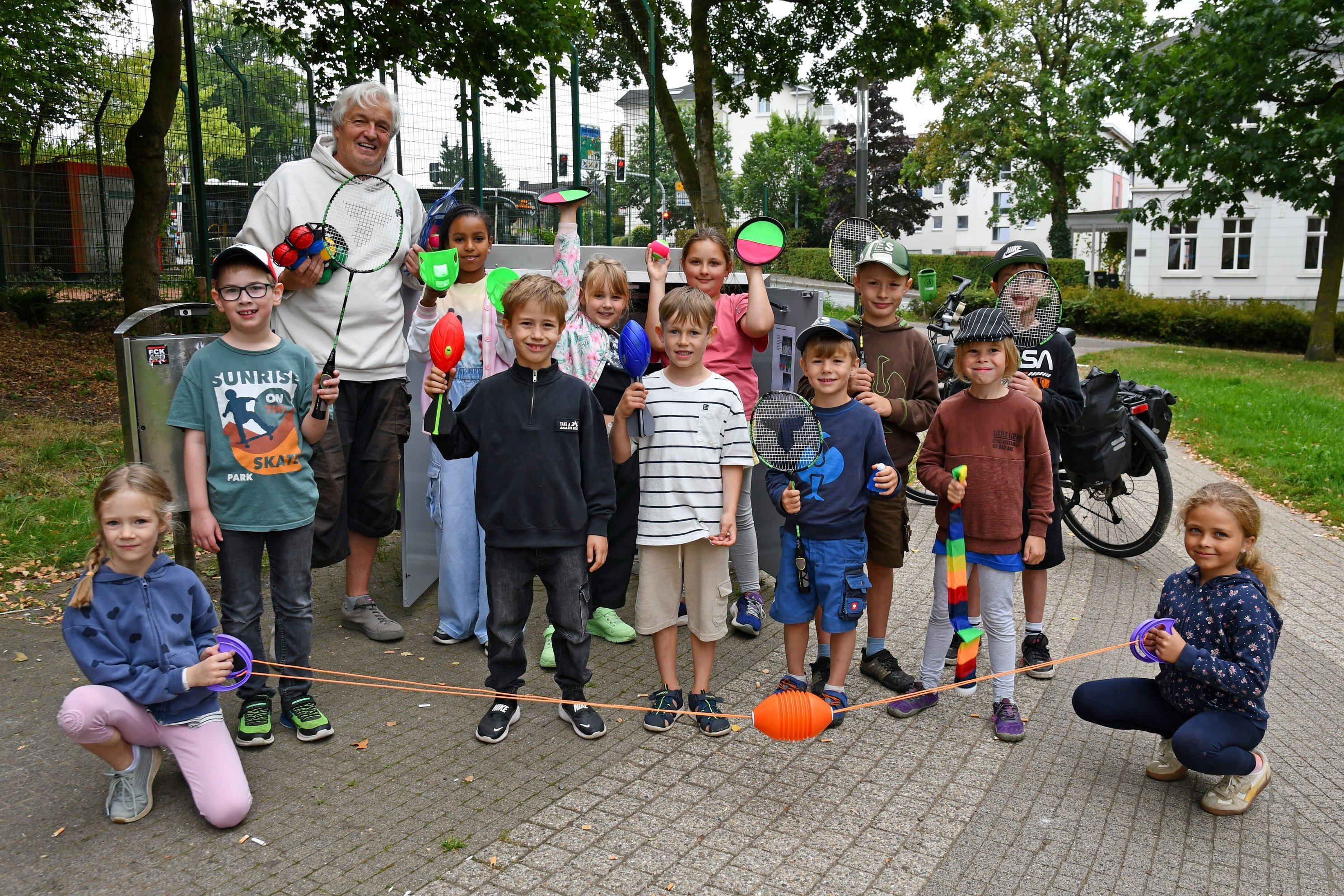 Dierk Gelhausen mit den Kindern der Ida-Gerhardi-Schule vor der Sportbox im Stadtgarten