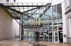 Blick auf den Haupteingang des Forums am Sternplatz