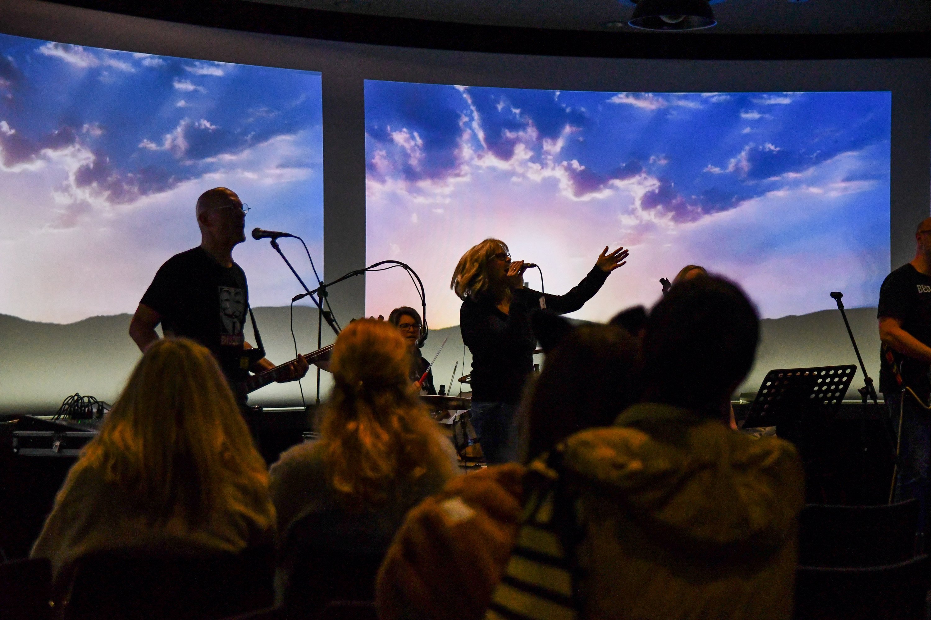 Die Band 96 steht bei der Nacht der Kultur in der Phänomenta auf der Bühne
