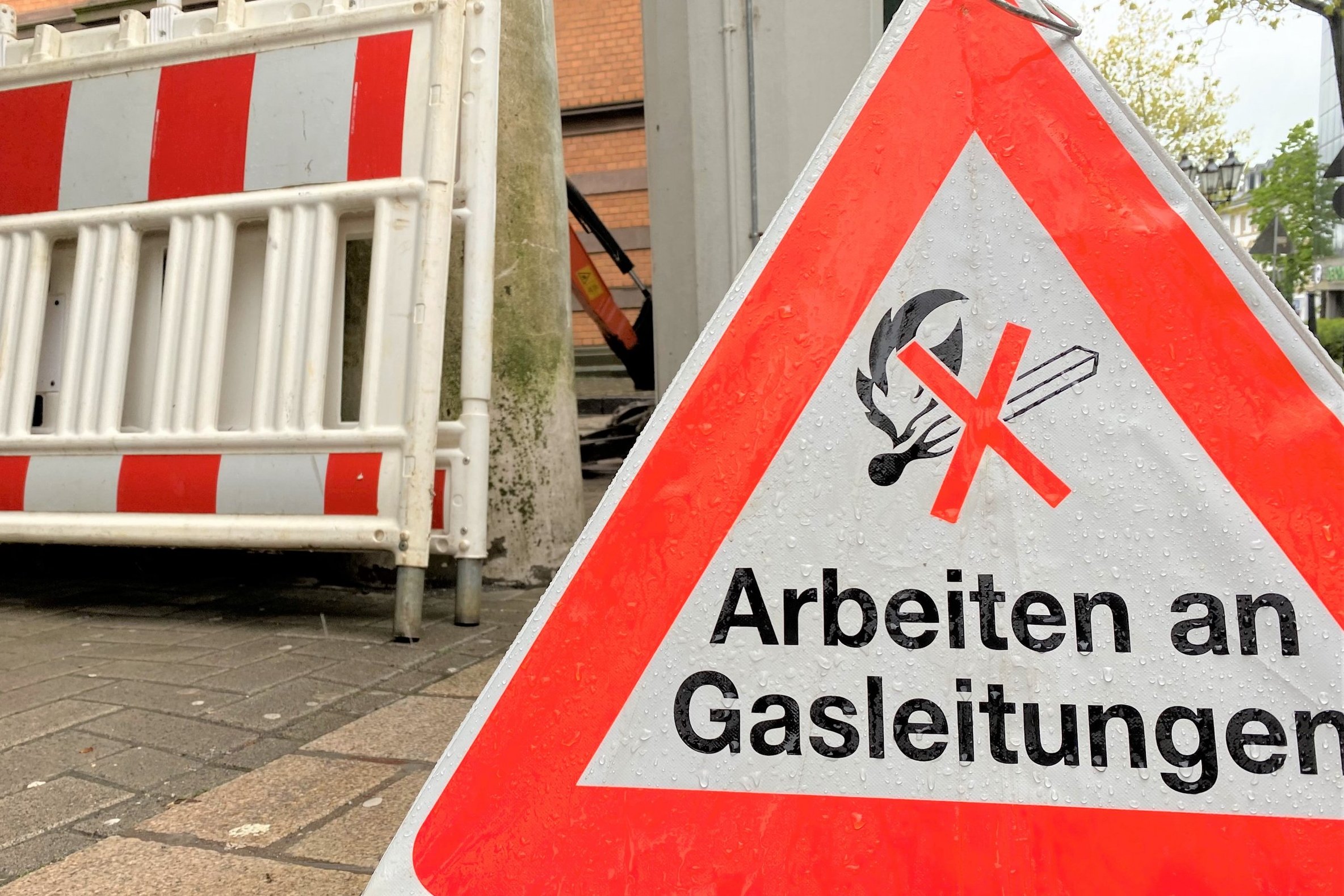 Ein Warnschild weist auf Arbeiten an einer Gasleitung hin.