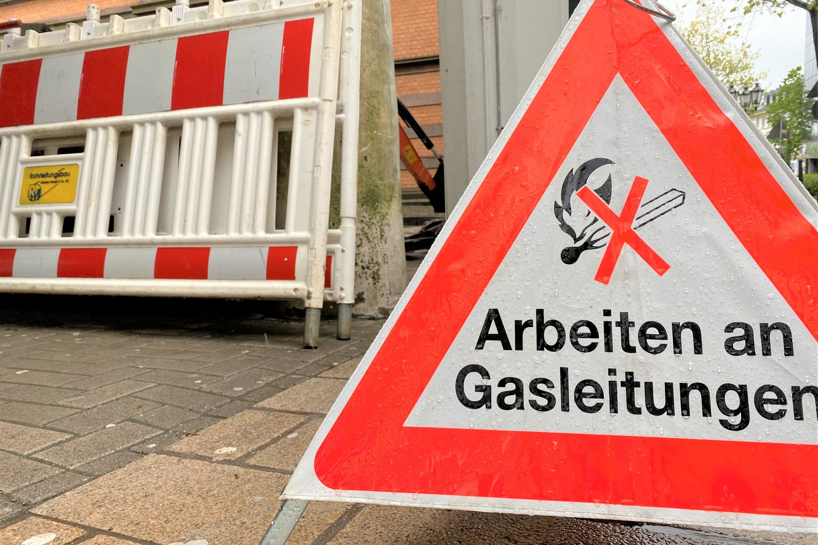 Ein Warnschild weist auf Arbeiten an einer Gasleitung hin.