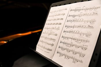 Ein aufgeklapptes Heft mit Musiknoten