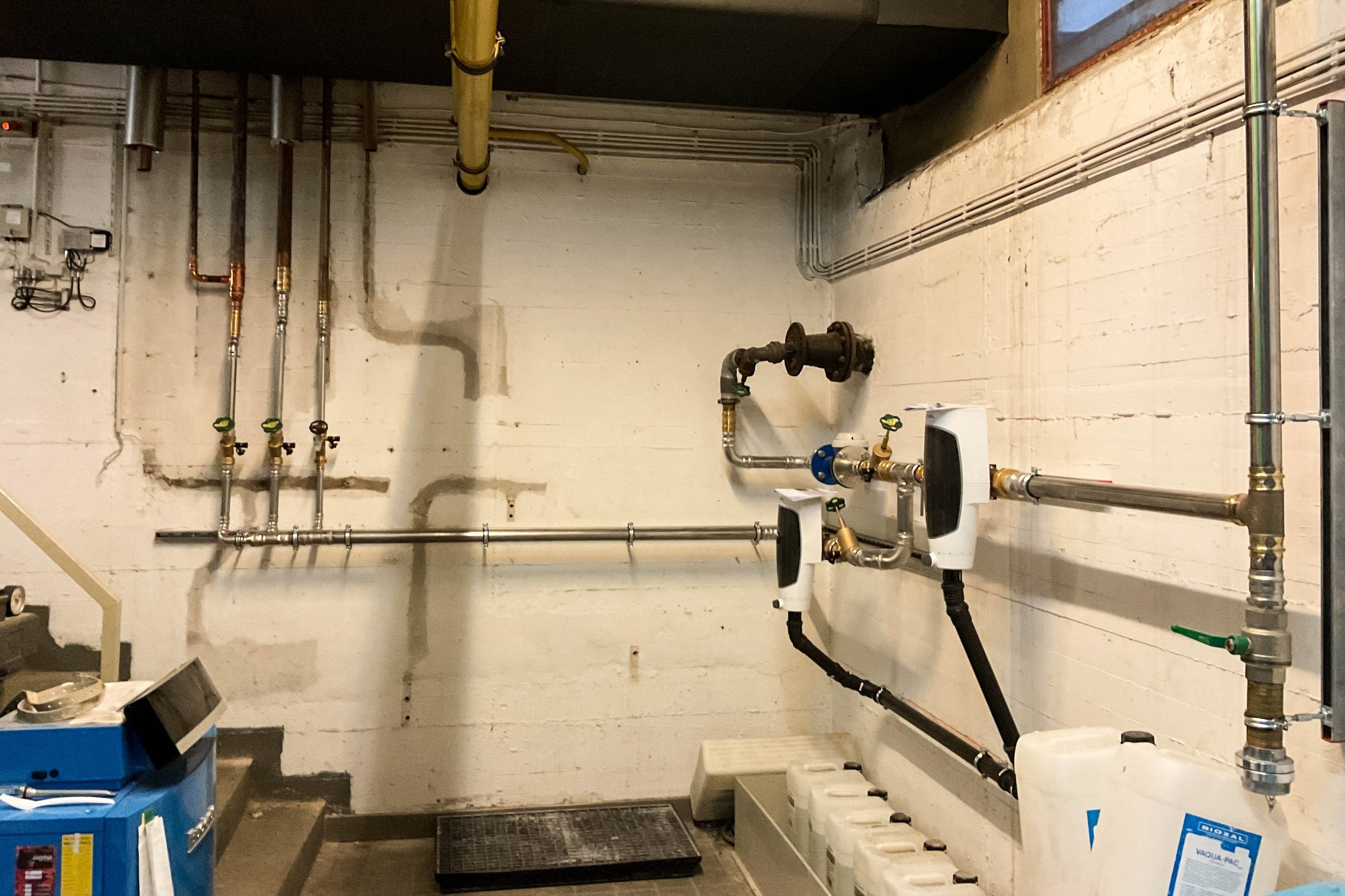Blick in einen Kellerraum, in dem die Wasserleitungen und Installationen erneuert worden sind. 