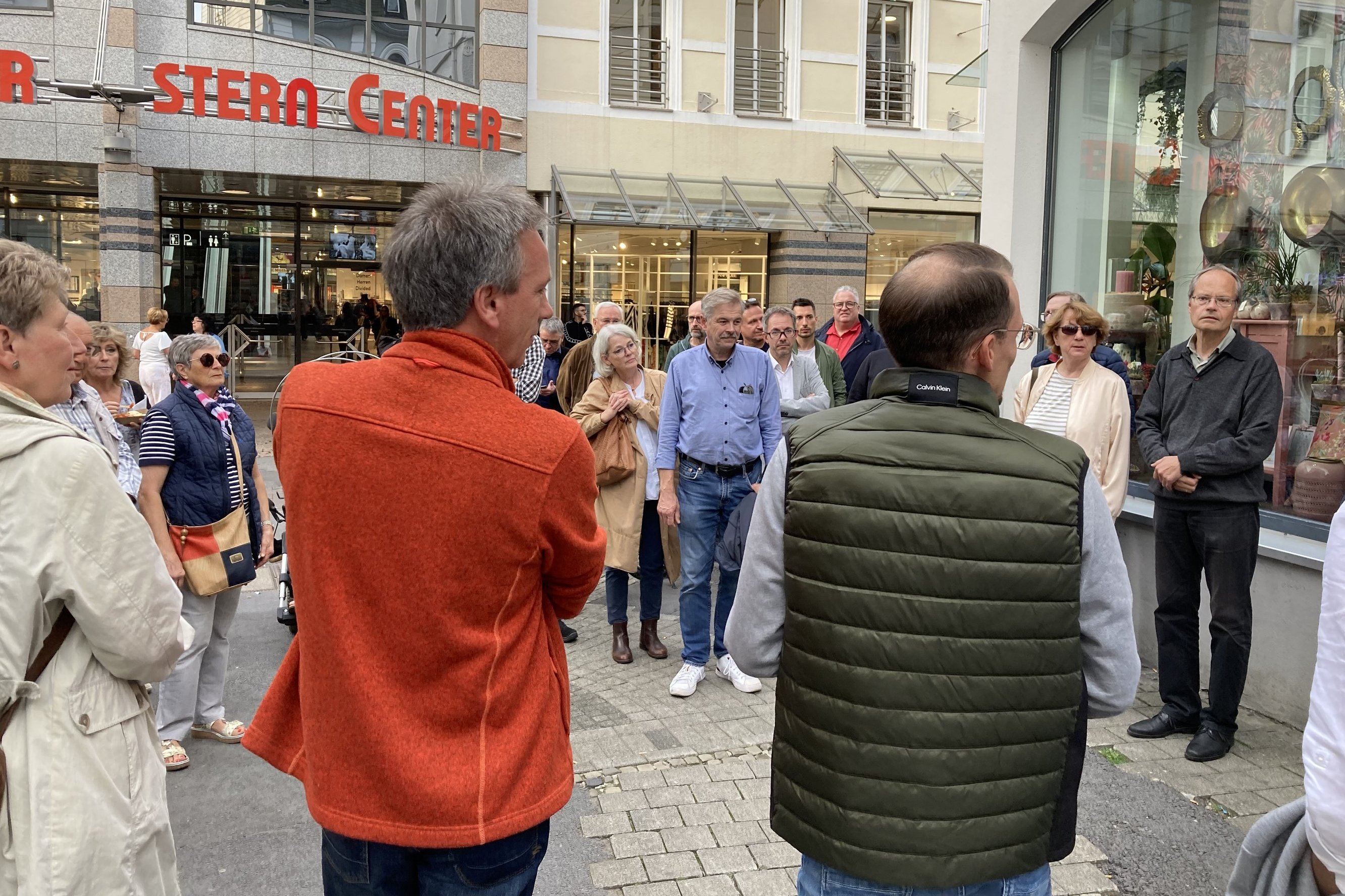 Gruppe beim Quartiersspaziergang in der Altstadt
