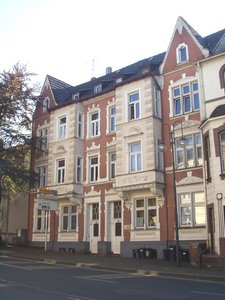 Das Gebäude Sauerfelder Straße 24/26