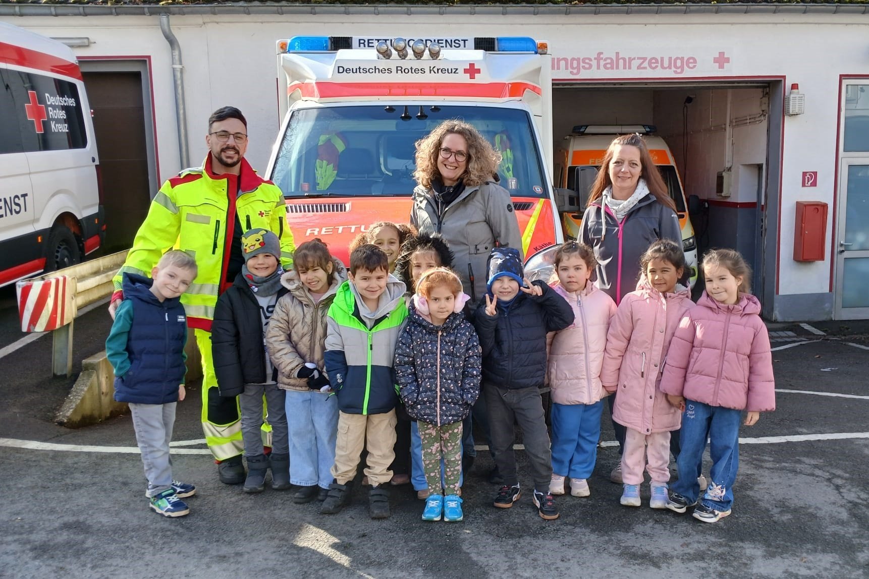 Zum Abschluss baten die Besucherinnen und Besucher des Familienzentrums Pestalozzi Kazim Coskun vom DRK noch um ein Gruppenfoto. Foto: privat