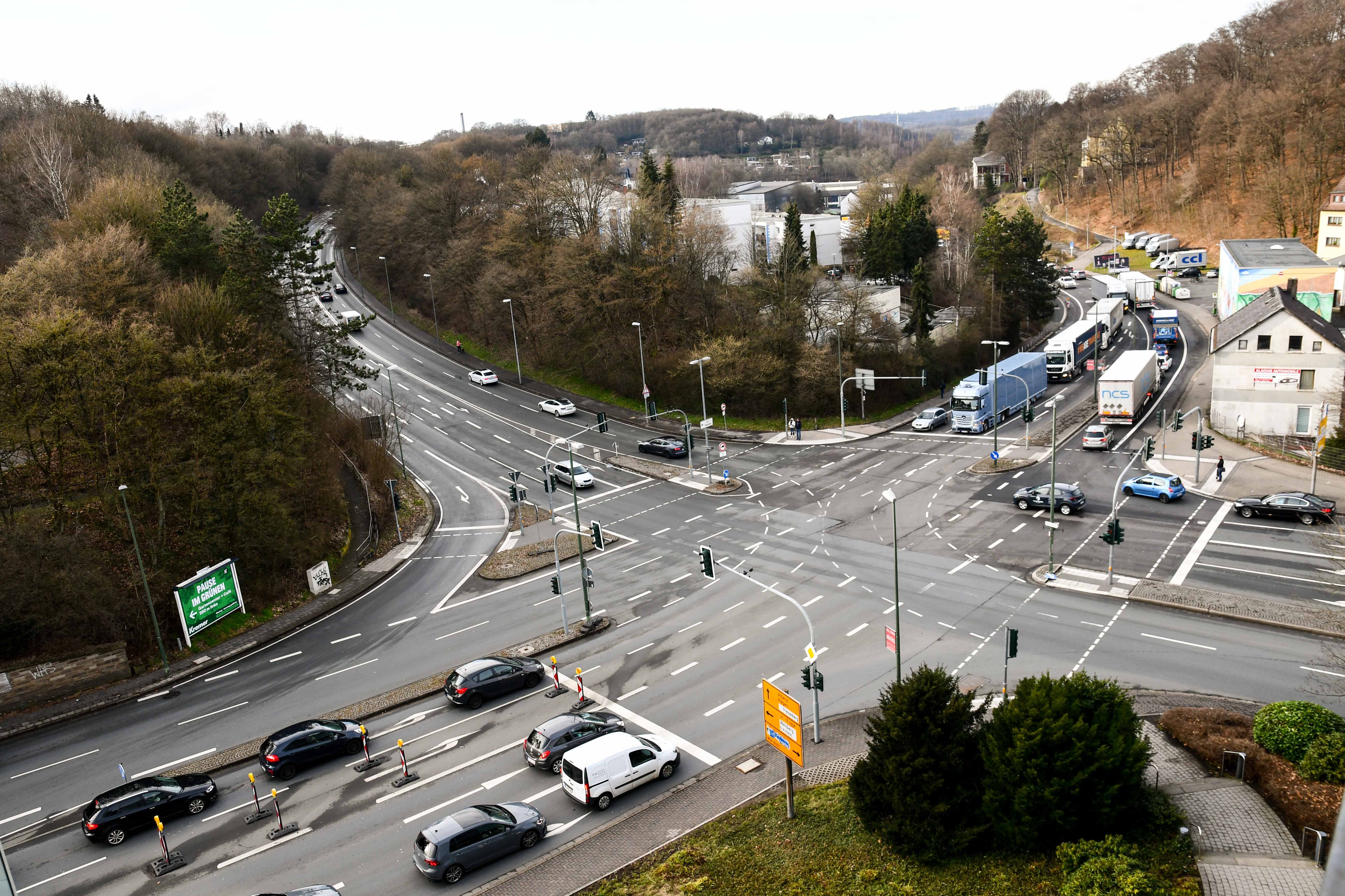 Blick aus der Vogelperspektive auf die befahrene Lennekreuzung. 
