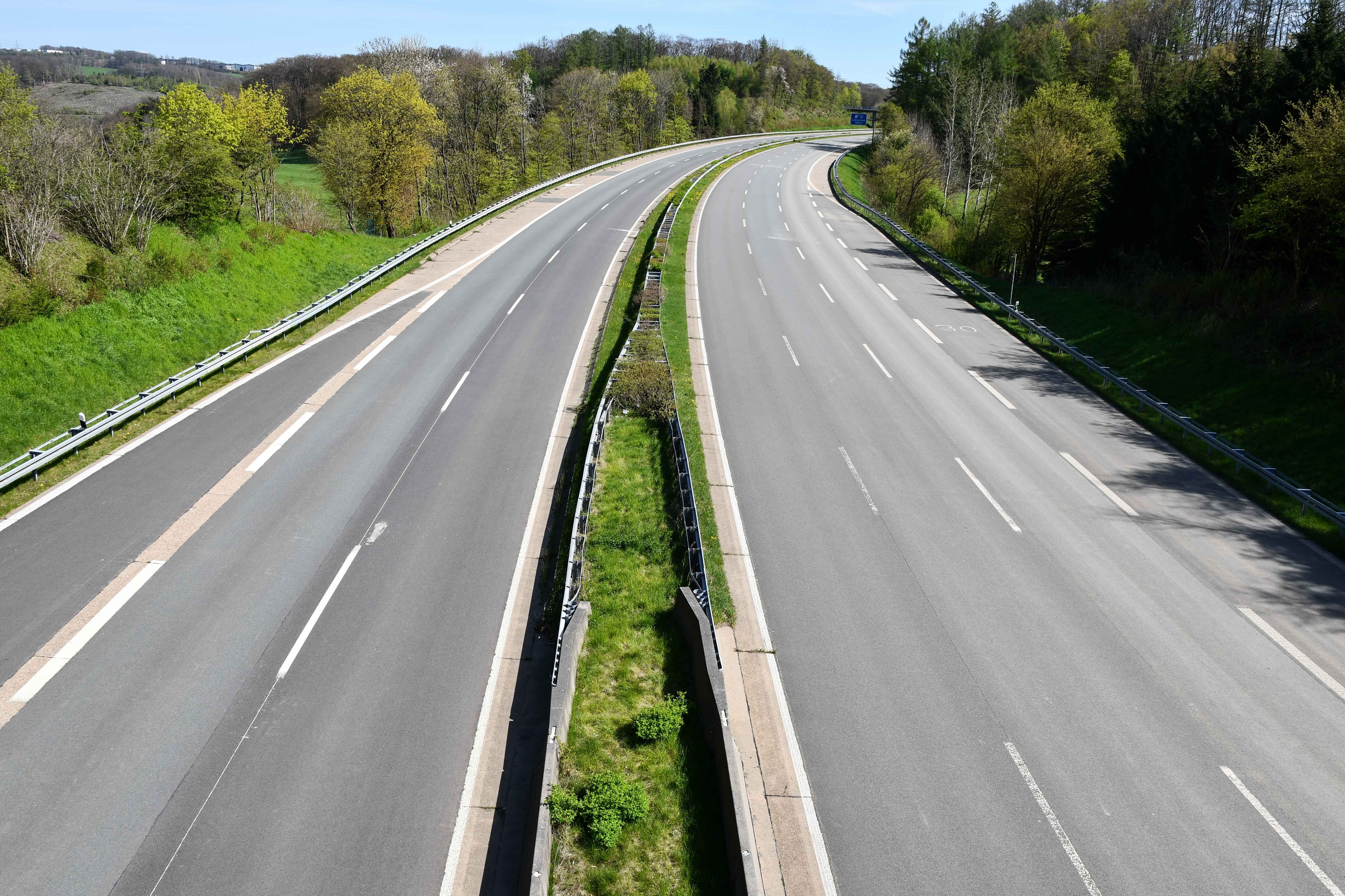 Blick von oben auf eine leere Autobahn.