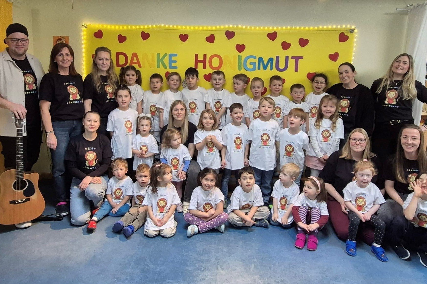 Kitakinder mit dem Musikerduo Honigmut