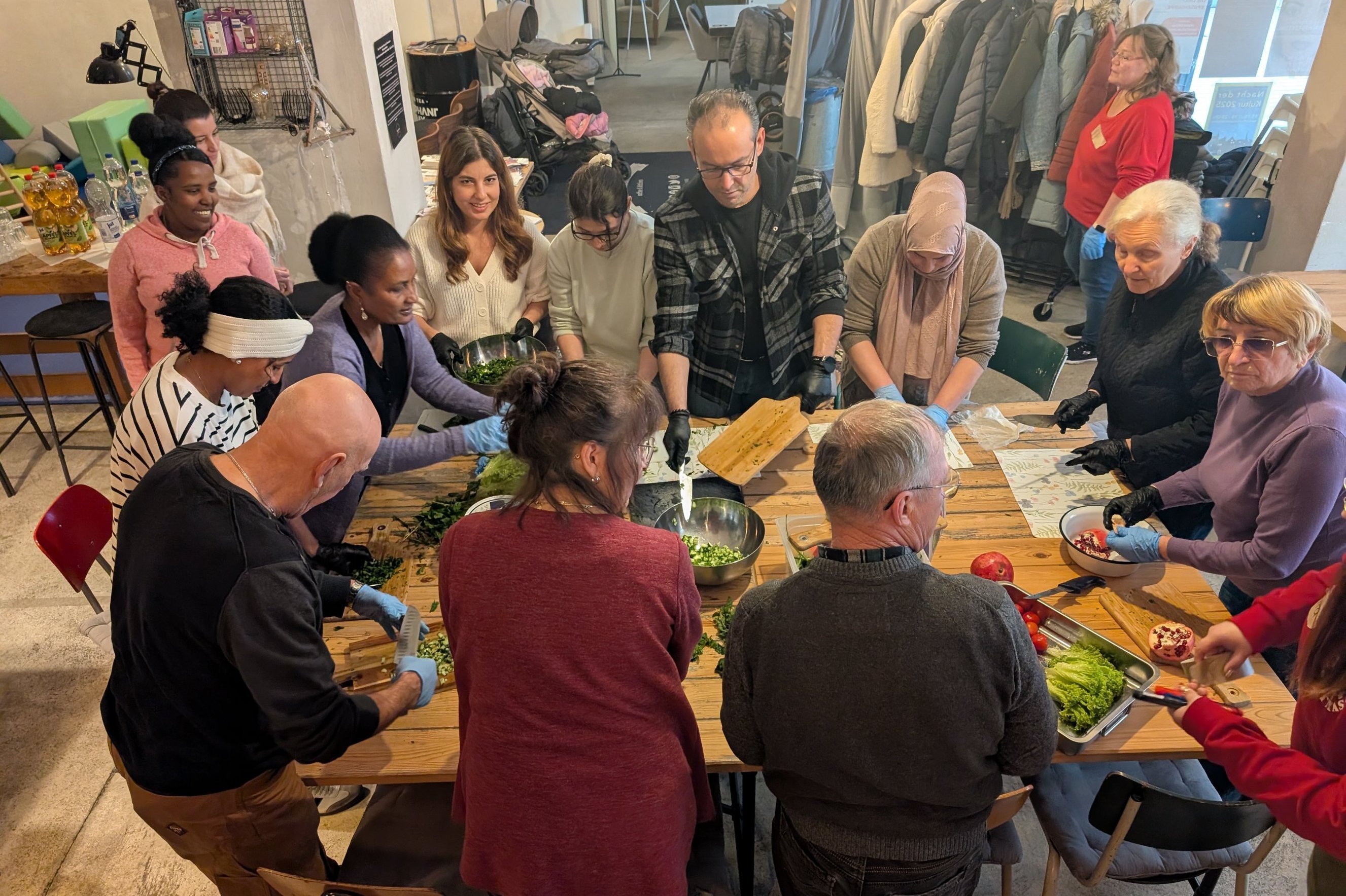 Die Teilnehmenden der "Welcome Kitchen" kochen im Café Navi