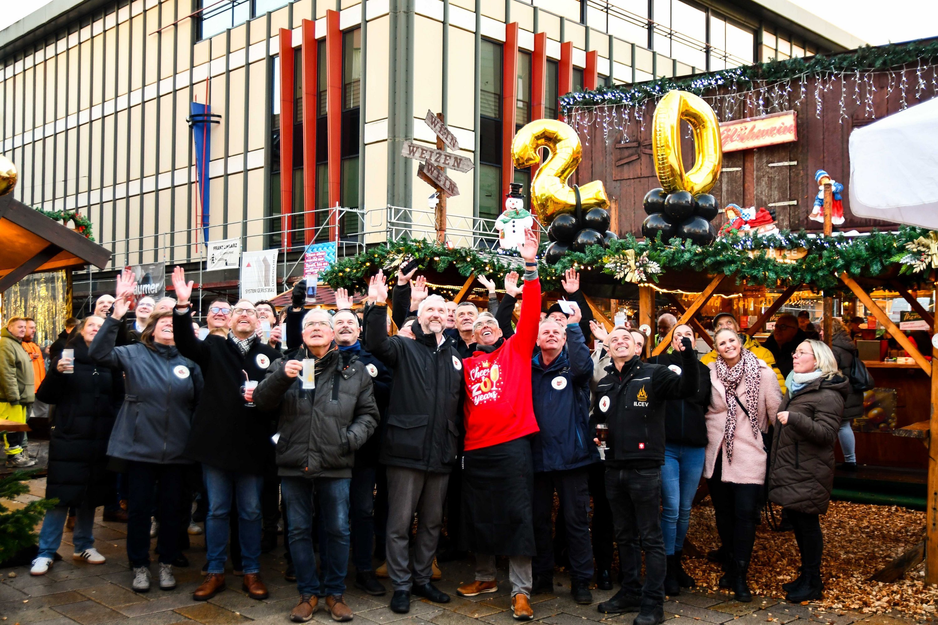 Am Glühweinstand von Thomas Jacobs stießen Vertreter von Rat und Verwaltung mit Schaustellerinnen, Sponsoren und mit dem Stadtmarketing-Team auf die Eröffnung des Weihnachtsmarktes an.