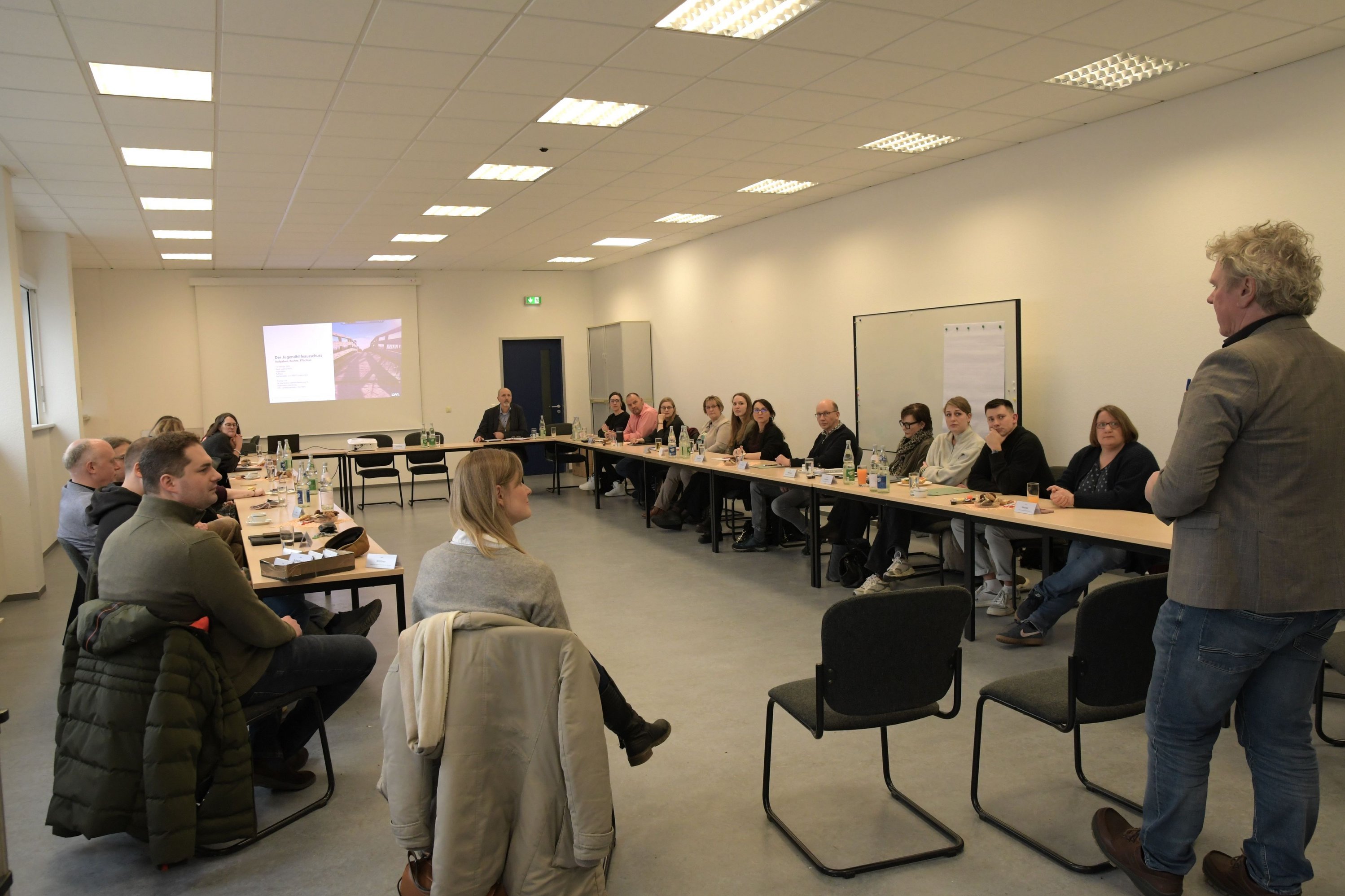 Die Teilnehmer*innen beim Workshop für den Jugendhilfeausschuss.