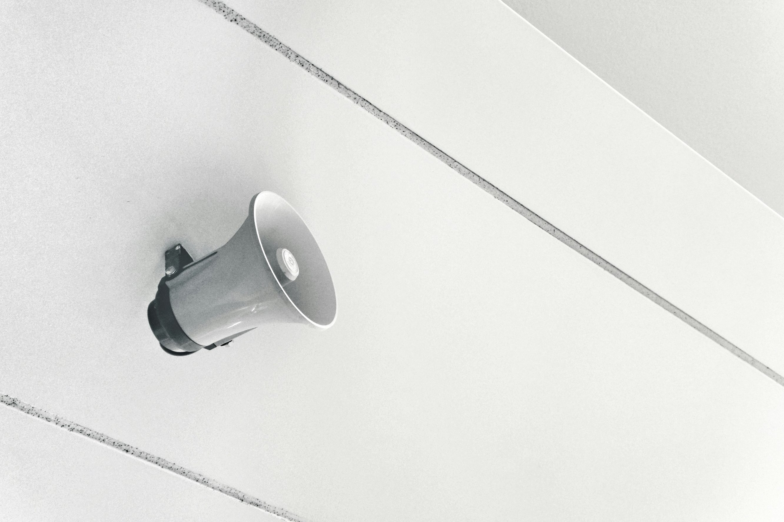 Eine Sirene, die an einer Wand angebracht ist.