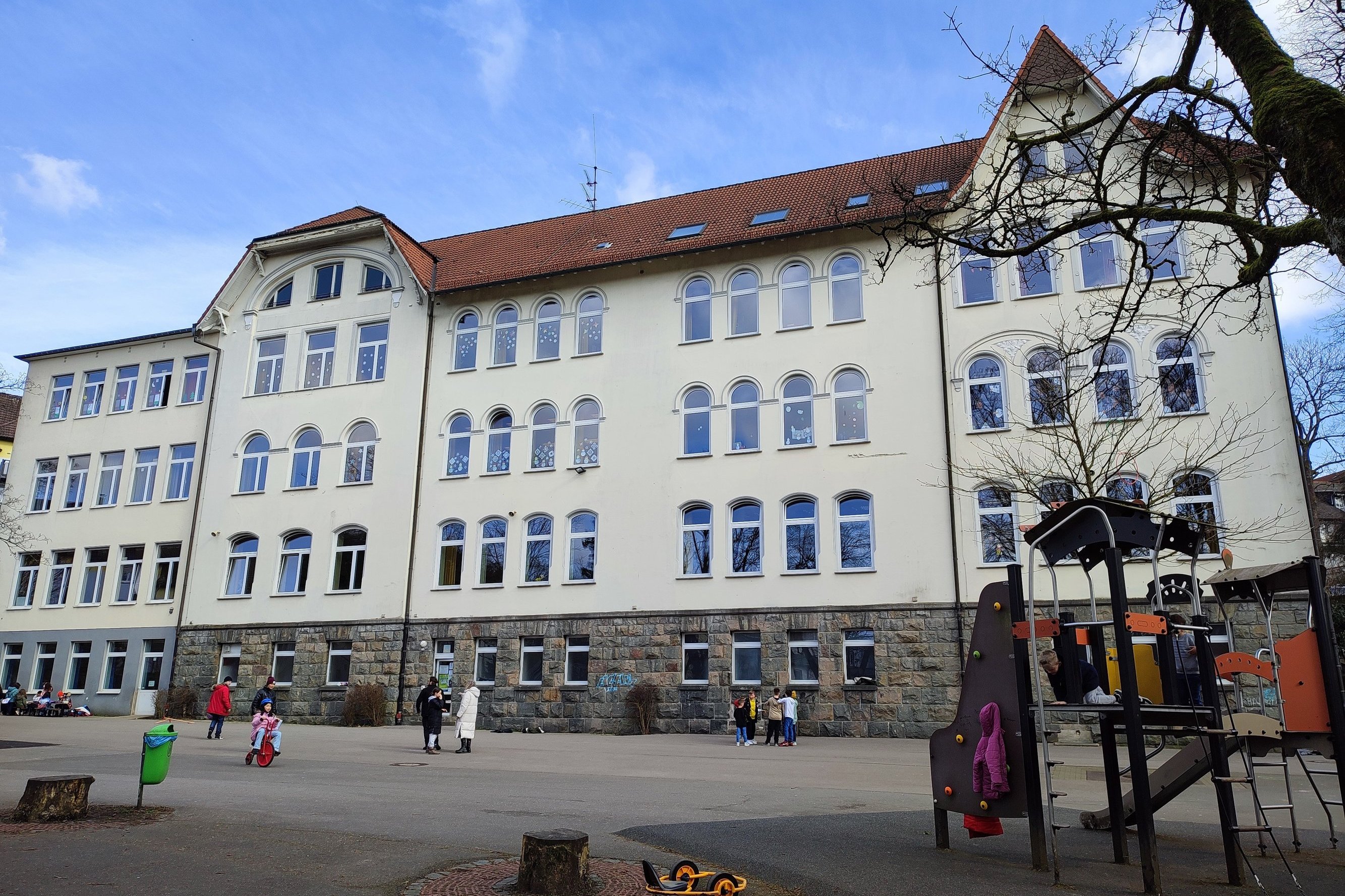 Das Gebäude der Westschule an der Kölner Straße